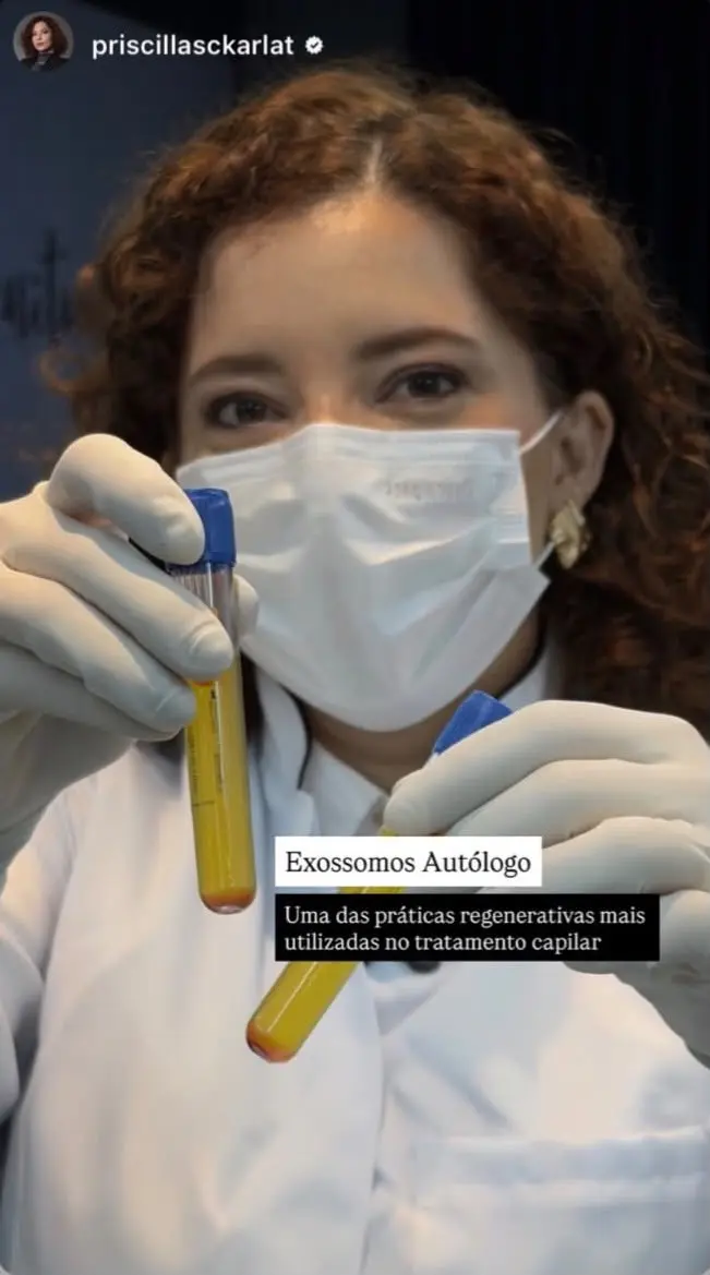 Profissional exibindo tubos do protocolo Exomine